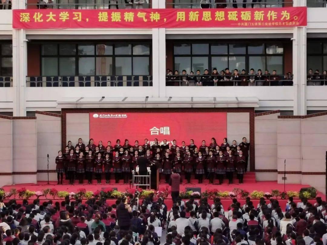 冰面突然碎裂！游客昆明轿子山游玩，贸然上冰湖……